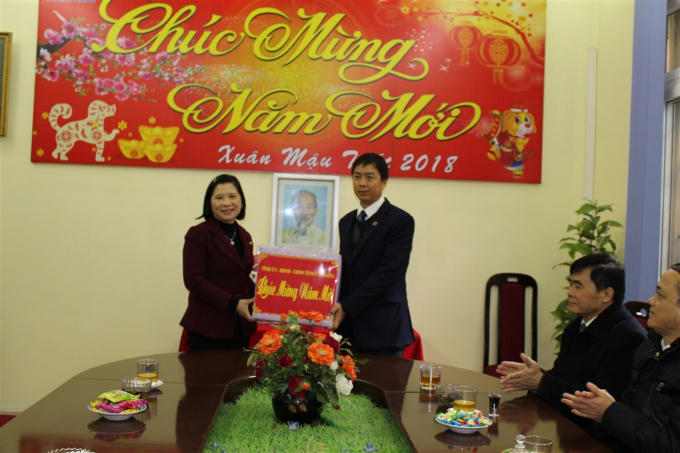 Phó Chủ tịch UBND tỉnh Nguyễn Bích Ngọc tặng quà cho đại diện Công ty Điện lực Cao Bằng (Ảnh: báo Cao Bằng).