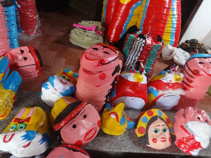 Nhìn những chiếc mặt nạ ngộ nghĩnh này chẳng ai có thể ngờ, nguyên liệu làm ra chúng là từ những tấm bìa... bỏ đi.