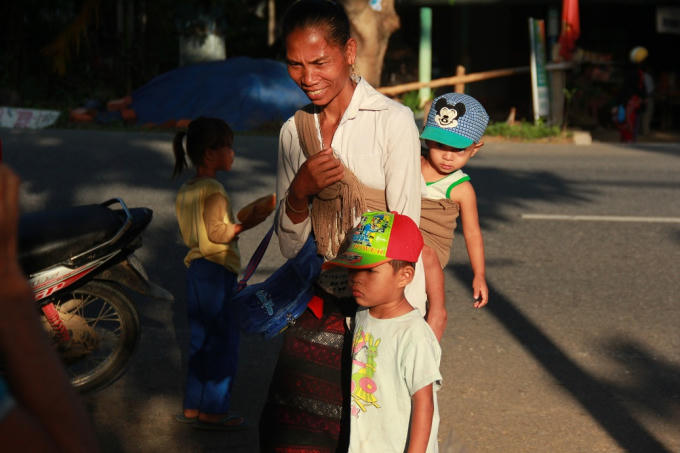 Đây không chỉ là ngày mà những đứa trẻ vùng cao mông đợi, mà các phụ huynh cũng háo hức để đưa con tới ngày tựu trường.