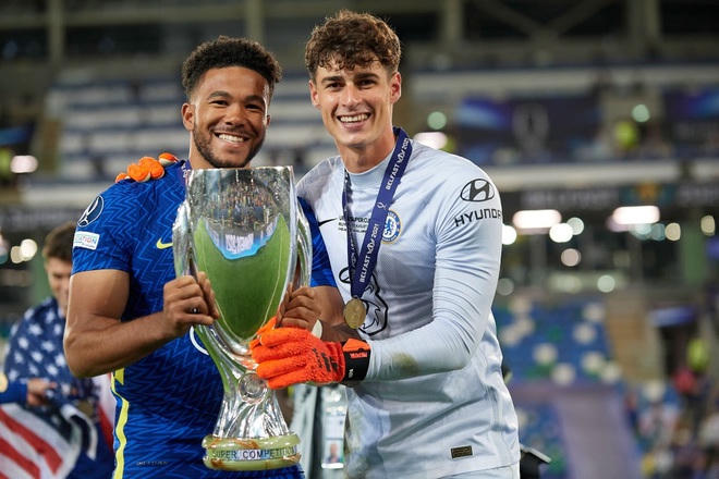Kepa (phải) trở thành người hùng của Chelsea.