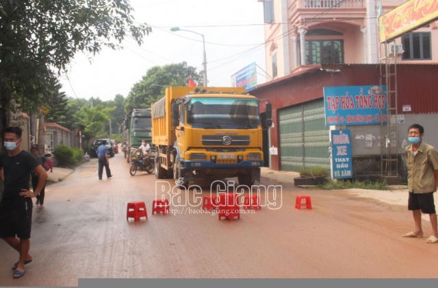 Bắc Giang: Xe chở đất gây ô nhiễm môi trường, một số người dân lập