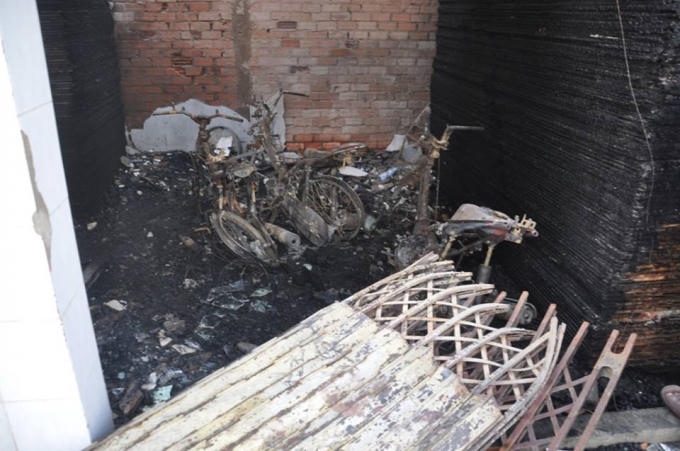 Những chiếc xe m&aacute;y ch&aacute;y trơ khung.