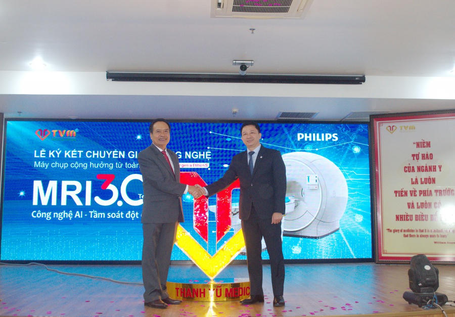 Lễ ký kết chuyển giao công nghệ giữa Bệnh viện Đa khoa Thanh Vũ Medic Bạc Liêu và Philips Việt Nam (bên phải).