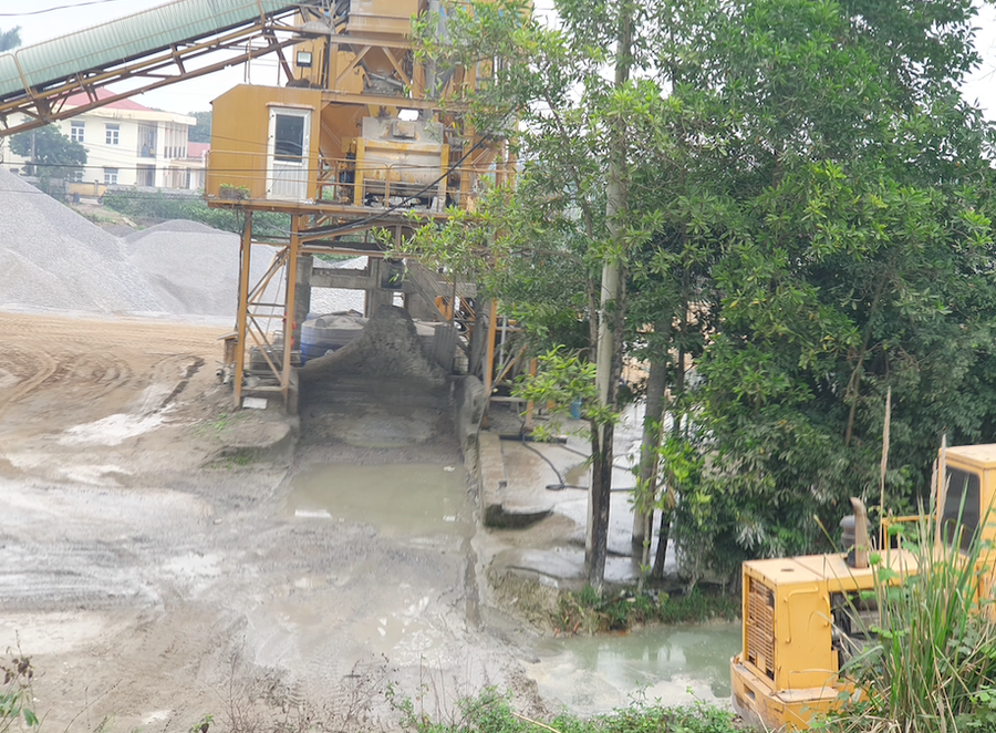 Trạm trộn bê tông này xả thải trực tiếp ra môi trường bề mặt của trạm trộn.
Trạm trộn bê tông này xả thải trực tiếp ra môi trường bề mặt của trạm trộn.