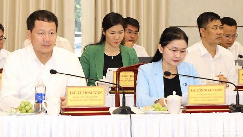 Bí thư Tỉnh uỷ Đồng Nai Vũ Hồng Văn và Bí thư Tỉnh uỷ Bình Phước Tôn Ngọc Hạnh tại buổi làm việc với Đoàn công tác của Bộ Chính trị.