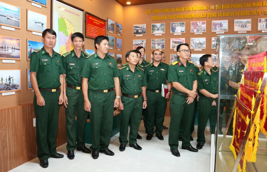 Các đại biểu tham quan Phòng truyền thống BĐBP tỉnh Cà Mau.