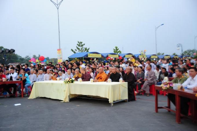 L&ecirc;̃ h&ocirc;̣i &acirc;̉m thực chay và đ&ecirc;m văn ngh&ecirc;̣ g&acirc;y quỹ từ thiện
