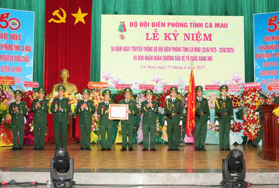 Thiếu tướng Trần Ngọc Hữu - Phó Tư lệnh BĐBP (thứ 4 từ phải sang) thừa ủy quyền của Chủ tịch nước trao tặng Huân chương Bảo vệ Tổ quốc hạng Nhì cho BĐBP Cà Mau.