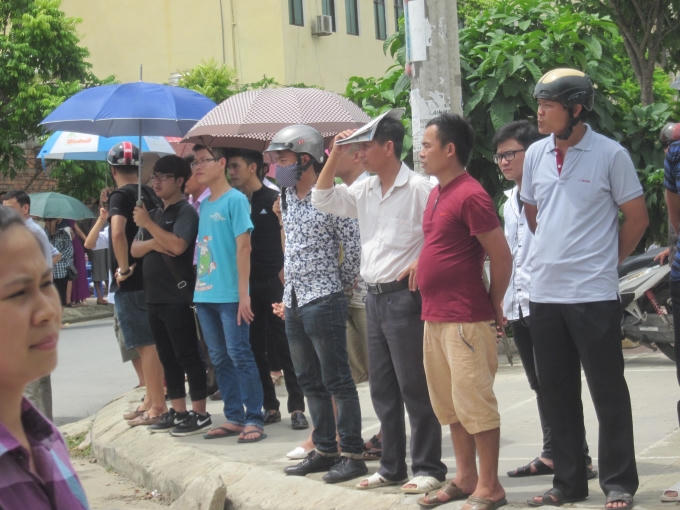 Phụ huynh học sinh nóng lòng chờ con trong cái nắng nong gay gắt.