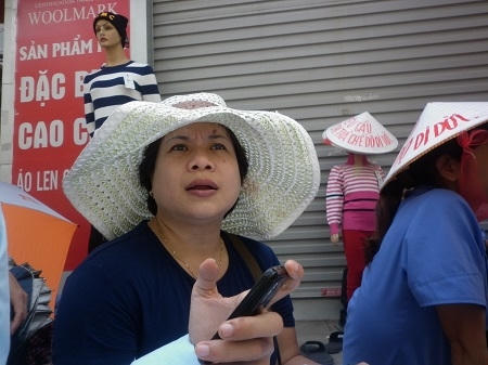 Chị Nguyễn Thị Vân Hương phản ánh với báo chí về tình trạng trên. Ảnh: Như Trường