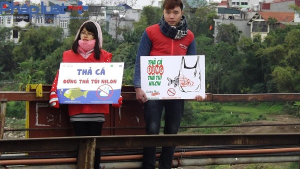 Ngay từ sáng sớm người dân đã đổ về cầu Long Biên rất đông để phóng sinh cá chép, các bạn trẻ cũng đã có mặt để hướng dẫn người dân thả cá đúng quy định.