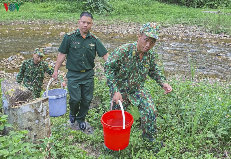 chong nhap canh trai phep, linh bien phong tiep tuc ngu rung, bam nui hinh 6