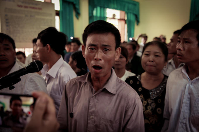 Sau khi phiên tòa tạm hoãn, lại một lần nữa người nhà bị cáo "náo loạn chốn pháp đình".