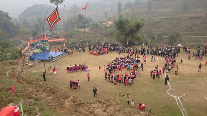 Ngay từ sáng sớm đã có rất đông người dân đến tham dự Lễ hội. Ảnh: Hoàng Diệp.