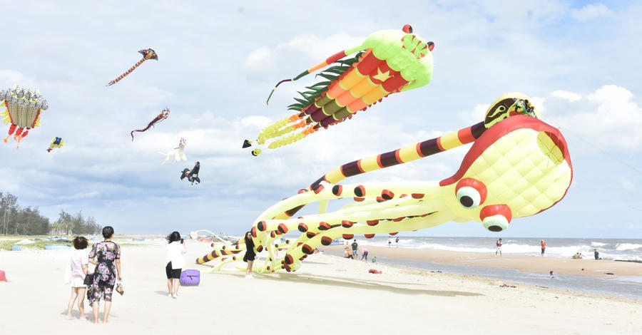 Thả diều trên biển Hồ Tràm tại sự kiện Charm Fantasea 2023.
