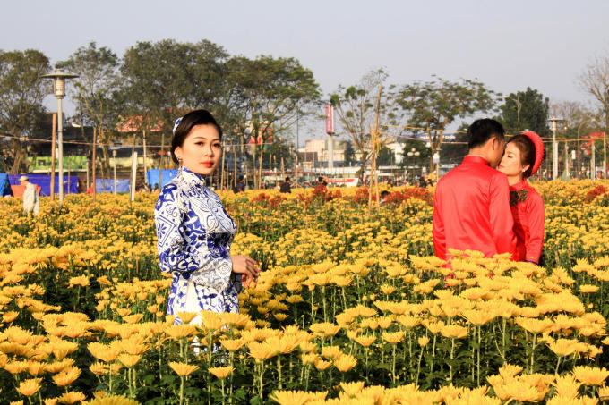 Chỉ trong một thời gian ngắn, chợ hoa xuân đã nhanh chóng thu hút đông đảo các bạn trẻ cũng như những cặp đôi đến tham quan và chụp ảnh.