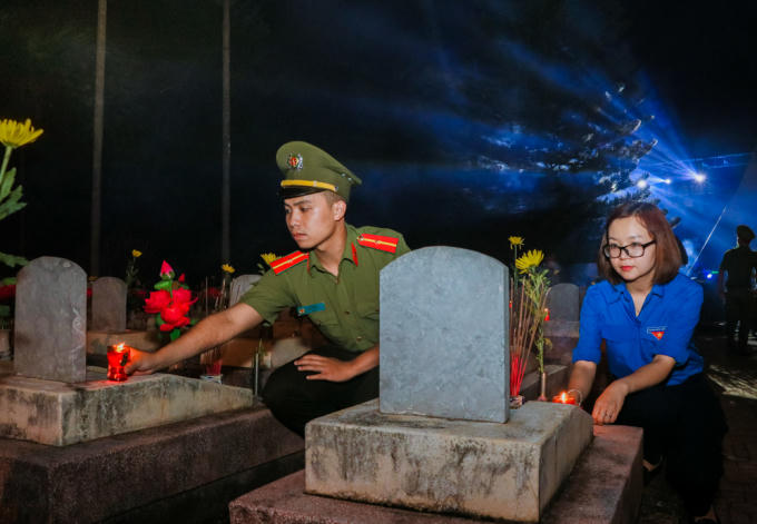 … đoàn viên, thanh niên và người dân thắp nến tri ân tại phần mộ các Anh hùng liệt sỹ. Ảnh: N.Gia