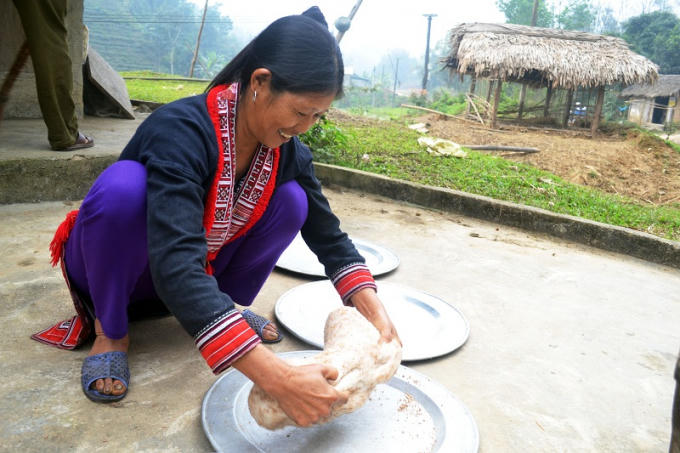 Trẻ con cũng hồn nhiên cùng người lớn nặn bánh.                                        Giống như những dân tộc khác, người Dao đỏ hay dùng cành đào, cành mơ, cây mía để trang trí những mong sẽ mang lại may mắn cho ngày đầu năm.                      Bánh chít (bông chít thường dùng để làm chổi) cũng là loại bánh được đồng bào vùng cao thường hay làm trong dịp tết nguyên đán.                                          Nguyên liệu để làm bánh chít là gạo nếp được ngâm từ trước đó một ngày và tàn tro của rơm rạ, bên trong nhân thịt lợn.                    Chít nóng hổi sau khi được lấy ra được đem lên bàn thờ mời tổ tiên.                    Thông thường sau một năm quần quật với công việc đồng áng, đến cuối năm đồng bào lại xúm lại mổ lợn để chuẩn bị tết.        Món khoái khẩu, đồng thời là món ăn đặc trưng của đồng bào miền sơn cước là món thịt treo gác bếp. Tuy nhiên để thịt không bị ôi, cần phải có kinh nghiệm ướp thịt.                                                 Năm nào cũng thế, bắt đầu từ 20 tháng chạp trở đi, người Dao lại mời thày cúng đến nhà mời tổ tiên về cũng gia đình ăn tết.                    Mâm cúng thường là thịt lợn hoặc gà sau khi đã luộc.                    Bàn thờ của người Dao thường được trang trí rất cầu kỳ.