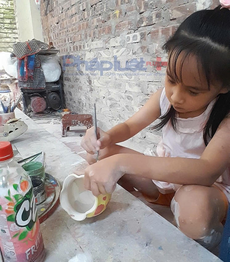 Sau khi tự tay hoàn thiện các tác phẩm từ gốm, du khách có thể tự tay vẽ màu theo sở thích và được mang tác phẩm về.