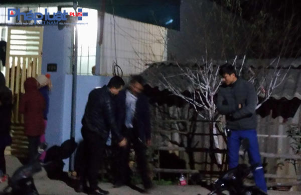 Vị trí bà Xuân mang xác cháu bé ra hè, gom thêm rác trước khi mang ra thùng rác phi tang. (Ảnh: A.Thắng)