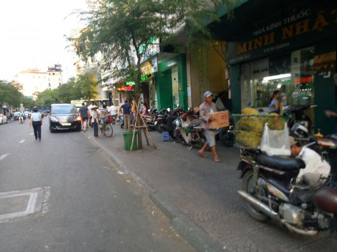 Lề đường gần như bị tái chiếm như cũ.