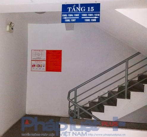 Trong khi đó, tiêu lệnh PCCC lại nằm một góc cạnh cầu thang bộ, ít người qua lại và xa hộp cứu hỏa.