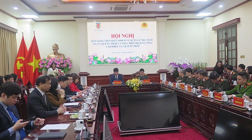 Cảnh Hội nghị bàn giao, tiếp nhận nhiệm vụ quản lý Nhà nước về lý lịch tư pháp và thực hiện dịch vụ công cấp Phiếu lý lịch tư pháp.