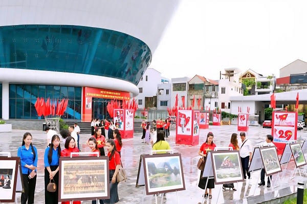 Triển lãm ảnh nghệ thuật “Ninh Bình non nước hữu tình” tại Nhà hát Phạm Thị Trân, phường Hoa Lư (tỉnh Ninh Bình).