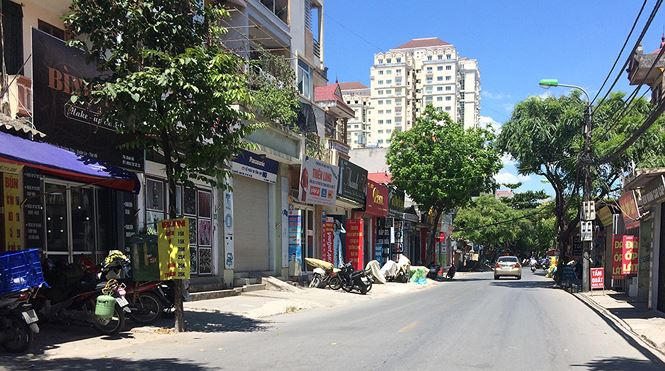 Trên đường Nguyễn Hoàng Tôn không một bóng người. Cảnh hiếm thấy này chỉ thấy ở Hà Nội vào những đợt nghỉ lễ dài ngày hoặc ngày Tết âm lịch.
