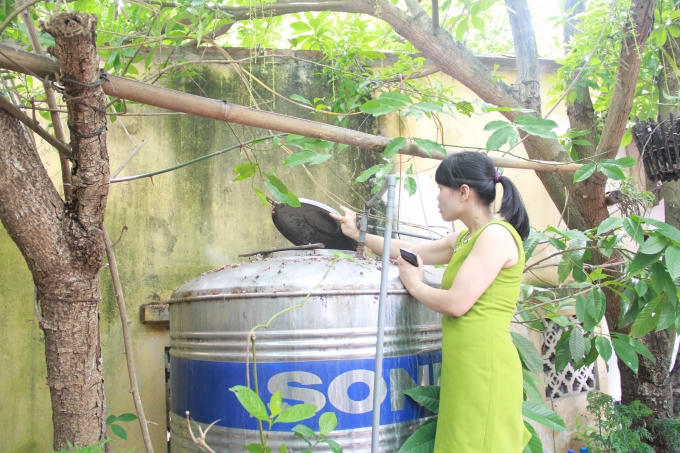 Người dân phải dùng téc chứa nước để lắng cặn.