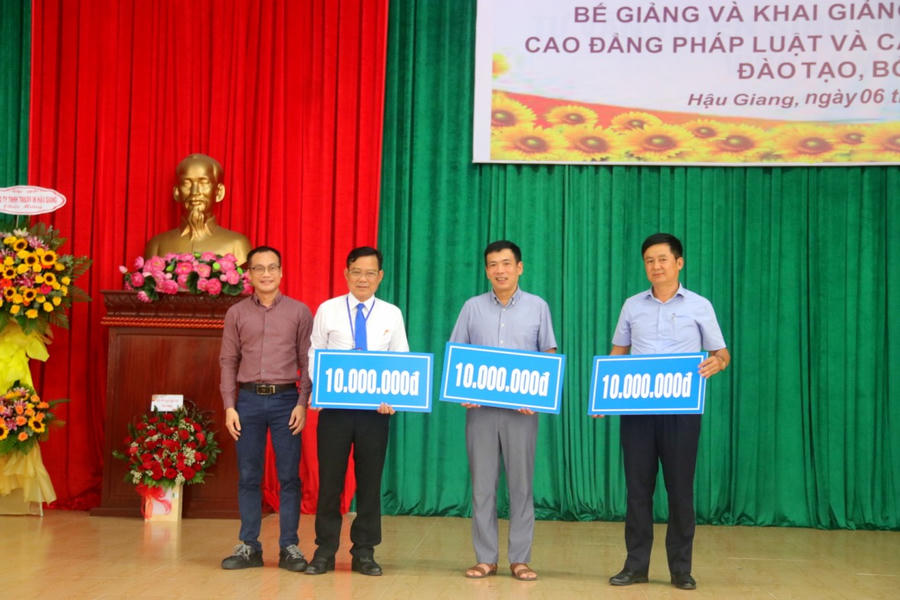Ông Trần Ngọc Hà - Phó Tổng Biên tập Báo Pháp luật Việt Nam - Phó Cụm trưởng Cụm Thi đua số 2 (Bộ Tư pháp) trao tặng 30 triệu đồng cho quỹ học bổng của 3 Trường Cao đẳng Luật.