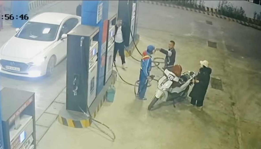 Tài xế H. lớn tiếng chửi bới anh V. - Ảnh cắt từ video.