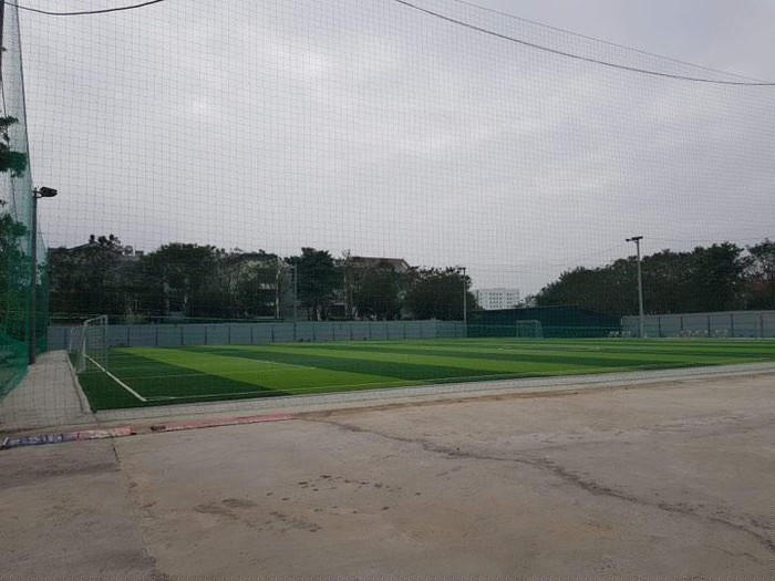 Công ty Hoàng Sơn ngang nhiên xây dựng tổ hợp siêu thị và sân bóng khi chưa được các cơ quan chức năng tỉnh Hòa Bình cho phép.