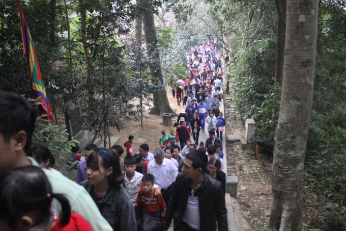 Hàng vạn người hành hường về Đất Tổ những ngày đầu xuân năm mới 2018.
