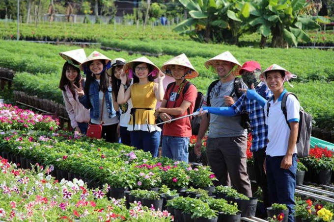 Vào mỗi dịp Tết đến xuân về, làng hoa Sa Đéc không chỉ đông người đến mua mà còn thu hút các bạn trẻ đến chụp ảnh.