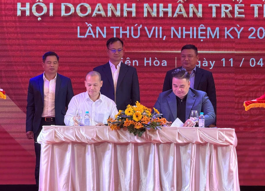 Ông Nguyễn Đăng, Phó chủ tịch CLB Xúc tiến thương mại và Đầu tư Doanh nghiệp trẻ Việt Nam và Nguyễn Duy Khương, Phó Chủ tịch Hội Doanh nhân tỉnh Đồng Nai ký kết hợp tác