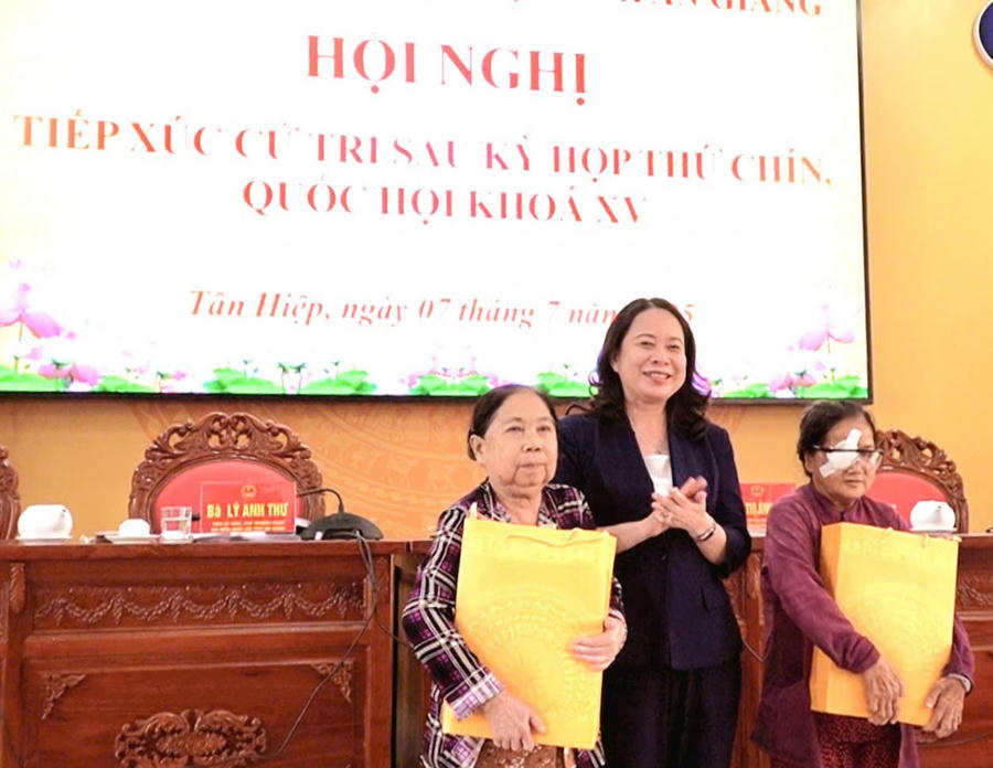 Phó Chủ tịch nước Võ Thị Ánh Xuân tặng quà cho gia đình chính sách tại buổi tiếp xúc cử tri xã Tân Hiệp, tỉnh An Giang (Ảnh: Văn Sĩ)