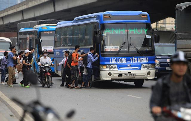Vẫn còn hiện tượng các nhà xe liên tỉnh bắt khách dọc đường càng khiến giao thông hỗn loạn.