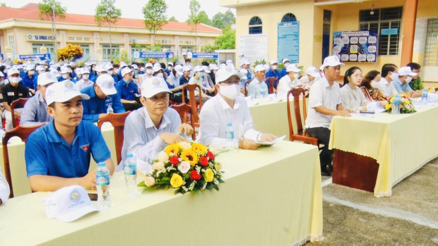 Các đại biểu tham dự lễ mít tinh.