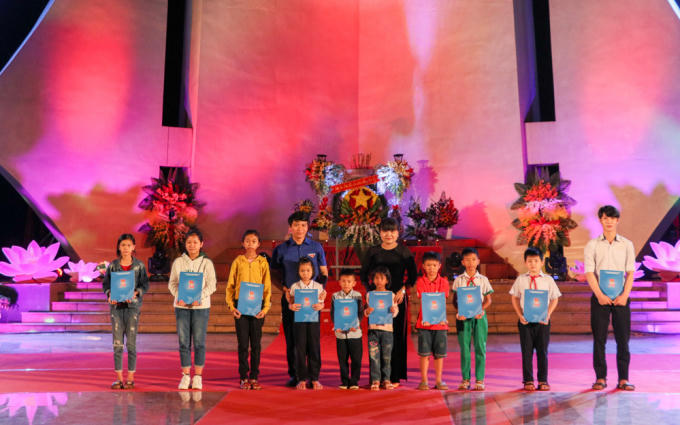 Bí thư Ban Chấp hành Trung ương Đoàn Nguyễn Ngọc Lương và Phó Chủ tịch UBND tỉnh H'Yim Kđoh trao học bổng tặng các em học sinh là con gia đình thương, bệnh binh có hoàn cảnh khó khăn. Ảnh: N.Gia