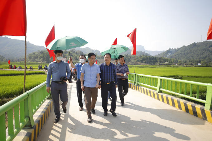 Các đại biểu tham quan cầu Co En.