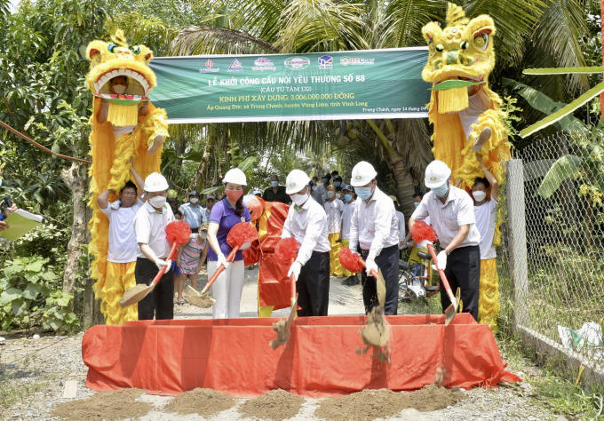 Đại diện lãnh đạo xã và lãnh đạo các đơn vị tài trợ thực hiện nghi thức khởi công.