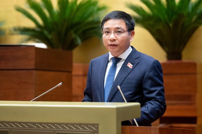 Bộ trưởng Bộ Tài chính Nguyễn Văn Thắng trình bày Tờ trình. (Ảnh: Cổng TTĐTQH)