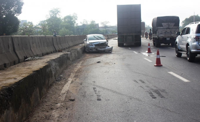 Vết lốp trên hiện trường và vị trí xế hộp va vào dải phân cách sau khi