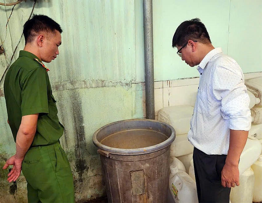 Đoàn kiểm tra liên ngành kiểm tra tại cơ sở cung cấp suất ăn công nghiệp tại tỉnh Đồng Nai.