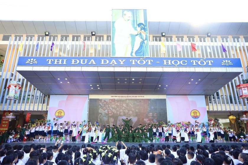 Chương trình kỷ niệm ngày giải phóng Thủ đô do các học sinh Tiểu học Dịch Vọng B thể hiện.