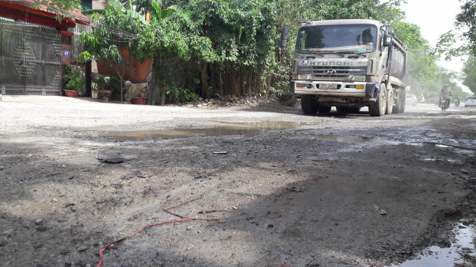 Nắng thì bụi, mưa lại ngập đó là thực trạng đang diễn ra trên tuyến đường.