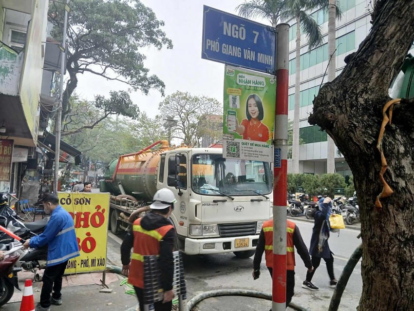 Công nhân vẫn đang tích cực dọn dẹp tại khu vực ngõ 7 phố Giang Văn Minh.