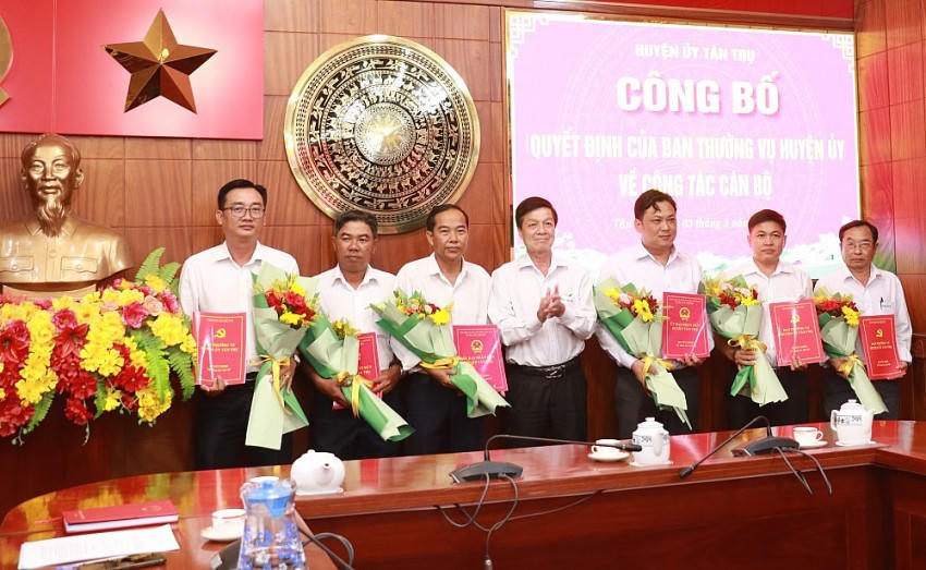 Ông Trịnh Phước Trung - Chủ tịch UBND huyện Tân Trụ trao quyết định điều động và bổ nhiệm. Ảnh: Báo Long An