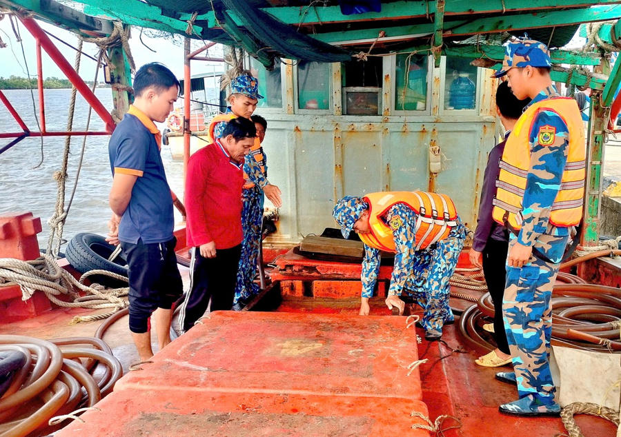 Hải đội Biên phòng Cà Mau, phát hiện bắt giữ tàu cá vận chuyển dầu trái phép trên biển (tháng 2/2025).